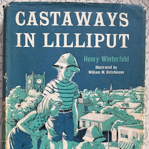Peut inclure: Couverture de livre vintage intitulée "Castaways in Lilliput" par Henry Winterfeld, illustrée par William M. Hutchinson. La couverture bleue présente des illustrations d'enfants et une scène de ville. Le livre est usé.