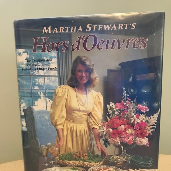 Martha Stewart's Hors d'Oeuvres Cookbook Creation and Presentation of Fabulous Finger Foods Hard Cover w/ DJ Vintage 1985 Edition EX-library