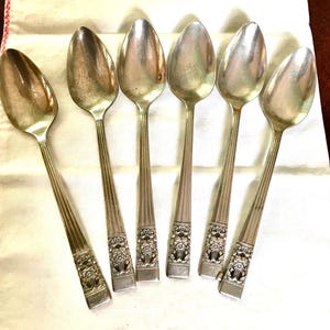 2 cuillères à café du couronnement motif en métal argenté par la communauté Oneida, couverts en argent vintage des années 1930 6 1/8 pouces couverts de remplacement