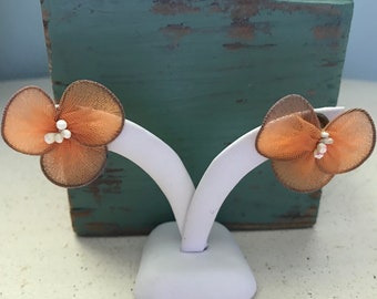 Boucles d'oreilles fleur de pensée orange 3 pétales de nylon orange sur fil de fer fait main boucles d'oreilles mode vintage des années 1950