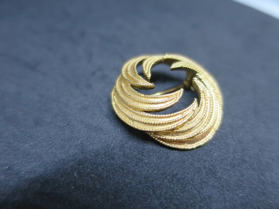 Crown Trifari Circle Brooch Gold Swirl Brooch Eye… - image 4