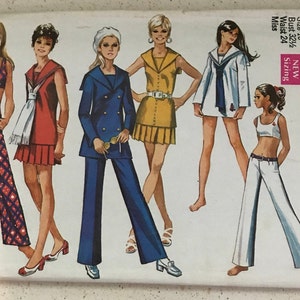 Peut inclure: Patron de couture vintage Simplicity numéro 8820 pour une tenue taille 10 pour femmes. Le patron comprend cinq looks différents : un haut et un pantalon rouge et blanc, une jupe rouge et un haut blanc, une veste et un pantalon bleus, une robe jaune et un haut et une jupe blancs. Le patron est neuf et comprend des informations sur le dimensionnement.