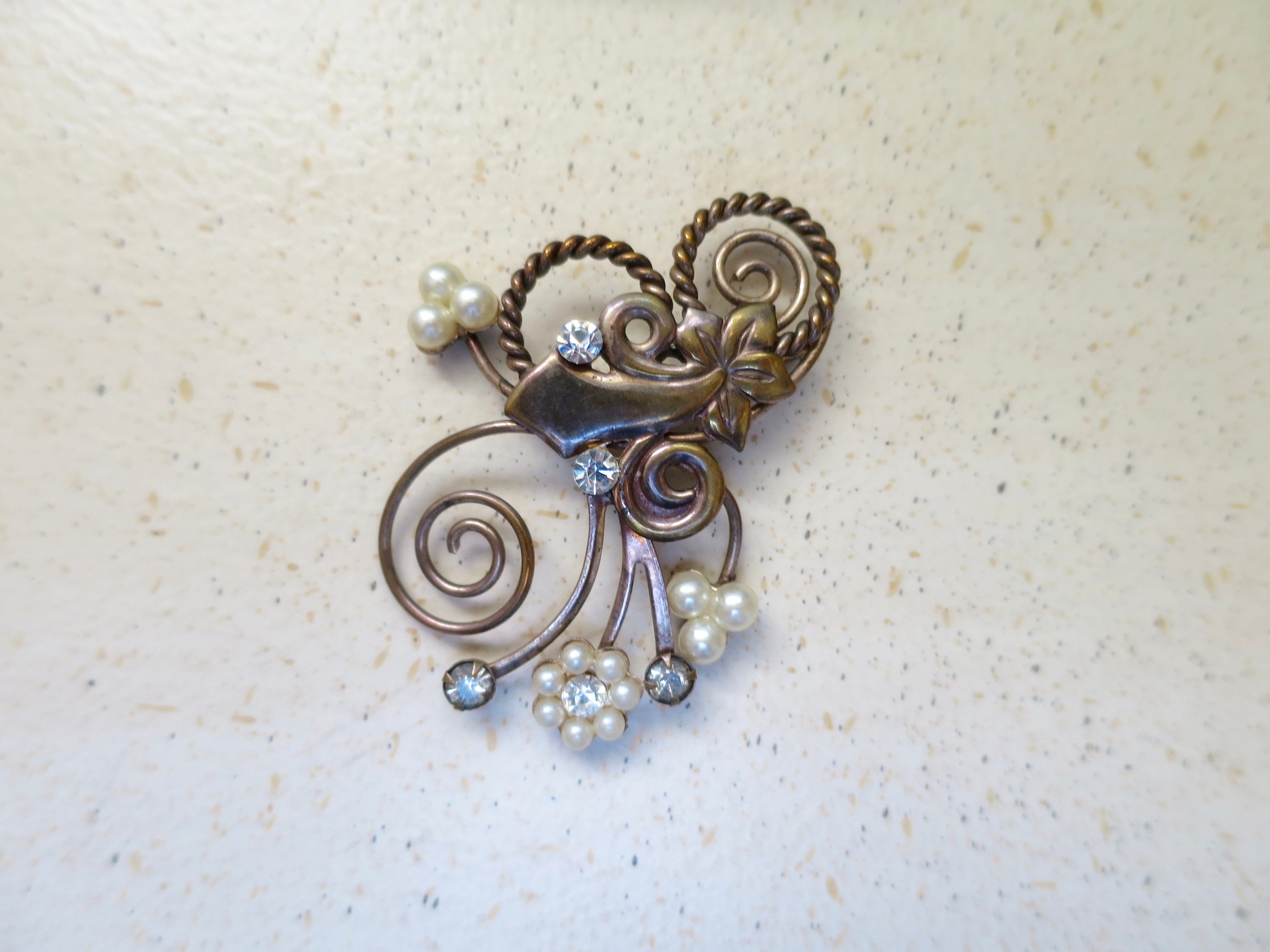 Broche Fantaisie Ancienne En Métal Cuivre Avec Strass - Bijou Vintage Occasion - Avec Toutes Ses Pierres