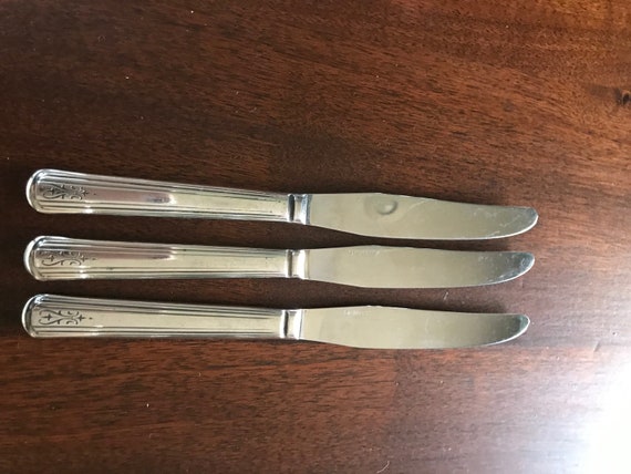 3 Dinner Knives Silver Plate Flatware 3 Pcs Art Deco Embossed Vintage 1930 40s Unknown Pattern Stainless Blades Replacement Flatware Etsy Ireland