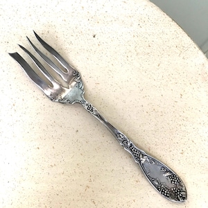 Vintage Grapes Serving Fork Oneida Wm. A. Rogers Pattern ca. 1913 Triple Silver Plate RRR Serving Flatware Cold Meat Fork