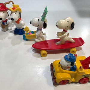 10 Snoopy Dog Figures Vintage 1980s Schultz Cartoon Character Comic Collectible Holiday, Skateboard, Metal Tow Truck Snoopy PVC Collection