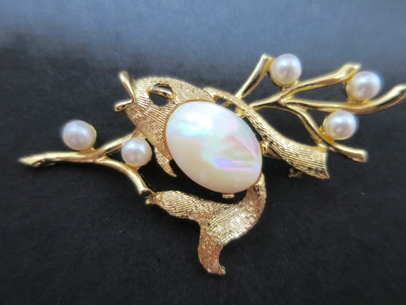 Petite broche poisson vintage dorée et disques nacre avec oeillet en strass rouge. - France