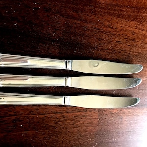 3 Dinner Knives  Silver Plate Flatware 3 pcs Art Deco Embossed Vintage 1930-40s Unknown Pattern Stainless Blades Replacement Flatware