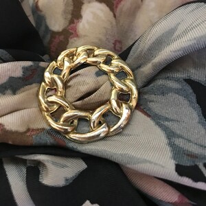 Gold Link Circle Dress/Scarf Clip Graduated Curb Links Vintage 1970-80s Fashion Accent for Hat, Purse, Handbag  1 3/8 inch