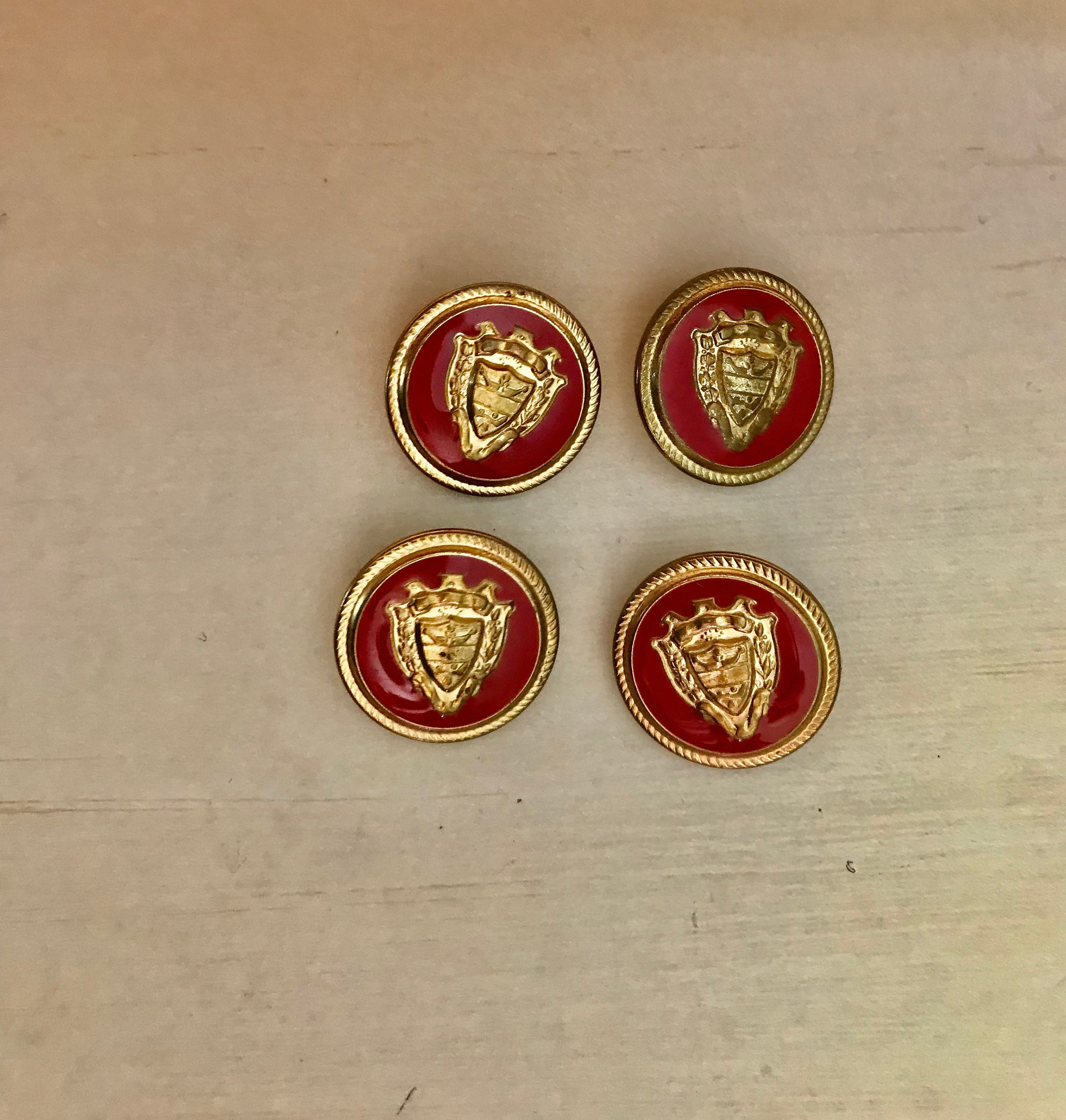 Ensemble de 4 boutons ronds en laiton avec écusson, émail rouge, finition  dorée, dos en métal de 7/8 pouces de diamètre vintage des années 1960 -   France