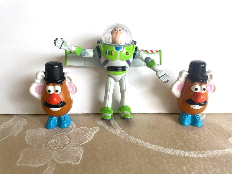 3 Toy Story Figures, 1 Buzz Lightyear, 2 Mr Potato Heads Vintage 1990s Collectible Toys immagine 1