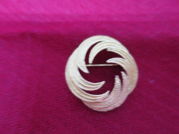 Crown Trifari Circle Brooch Gold Swirl Brooch Eye… - image 3