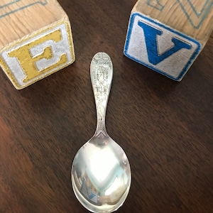 Cuchara de plata para bebé, cuchara para alimentación, Wm Rogers IS, registro de nacimiento, cuchara para cereales para niños, grabado Karen/fecha, vintage, década de 1960, 4 pulgadas