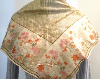 Écharpe Vera beige rose orange sur beige impression sur tissu en mélange de soie rayonne et ourlet roulé à la main, signé Vera (Neumann) écharpe carrée 26 po. vintage des années 1960