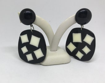 Boucles d'oreilles pendantes noires et blanches en plastique noir avec boutons carrés intégrés blancs Boucles d'oreilles pendantes vintage des années 1980 2,5 pouces