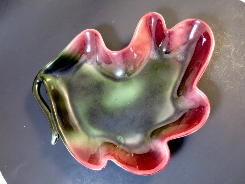 Oak Leaf Bowl Vintage Hull USA Pottery Modern Leaf Shape Dark Green inside Red Glaze Outside 13 x 10.5 inches MCM Centerpiece Bowl