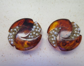 Faux Tortoise Shell Earrings Cut Swirls w/ Pearl Gold Sprinkles 1960's Vintage Big Round Lucite Plastic Clip On Fashion Earrings 1.5 inches