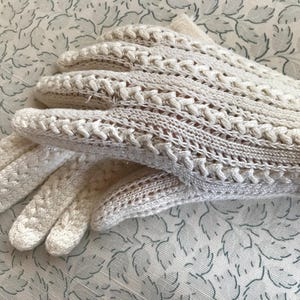 Gants en tricot de dentelle blanc cassé shorties - sur le poignet Sz 6-6,5 mélange de coton extensible vintage des années 1960 formel, costume, gants d&#39;église du dimanche - 7 pouces
