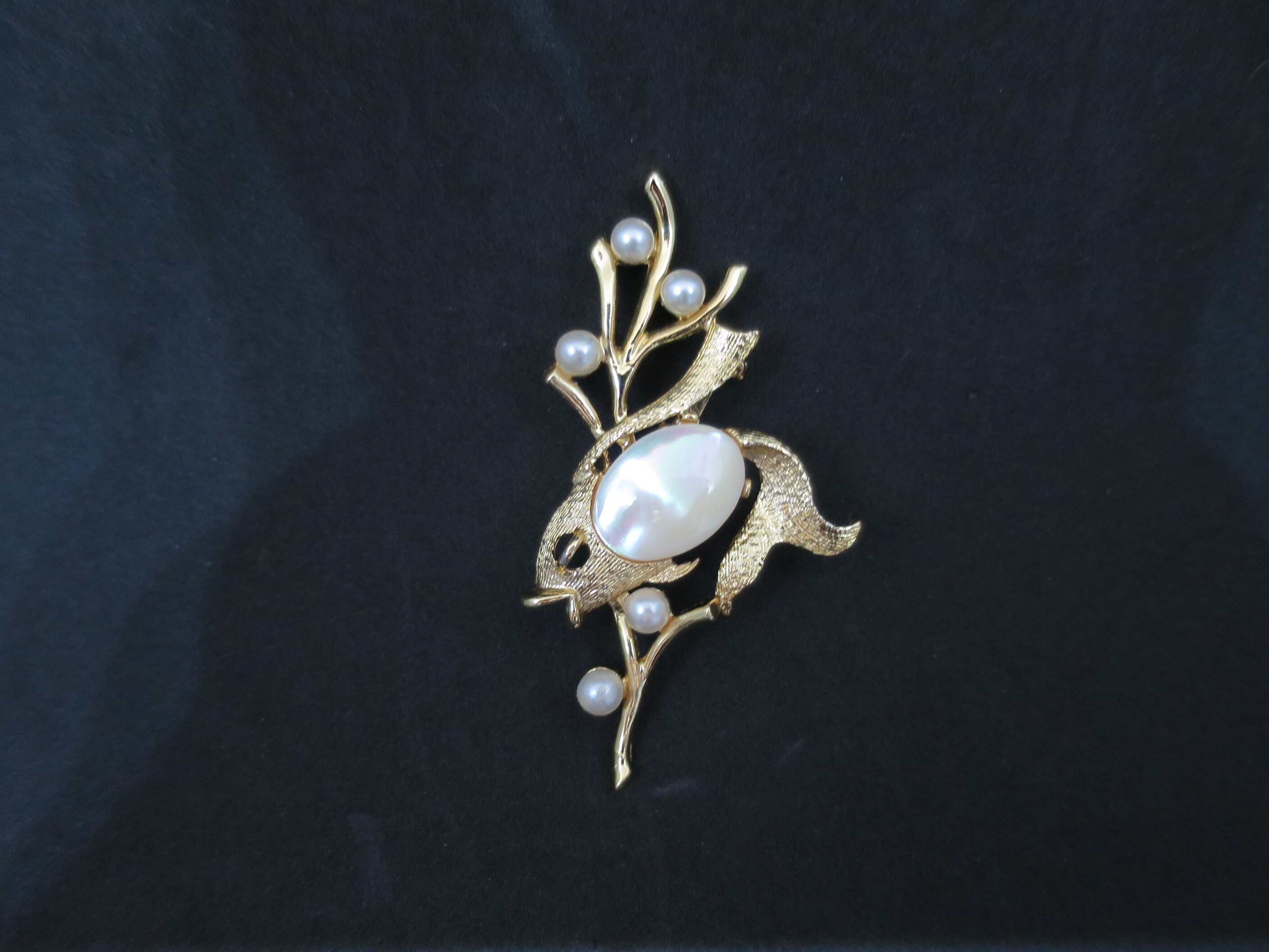 Broche poisson en or june 18 crts, incrusttion de ncre et dimnts