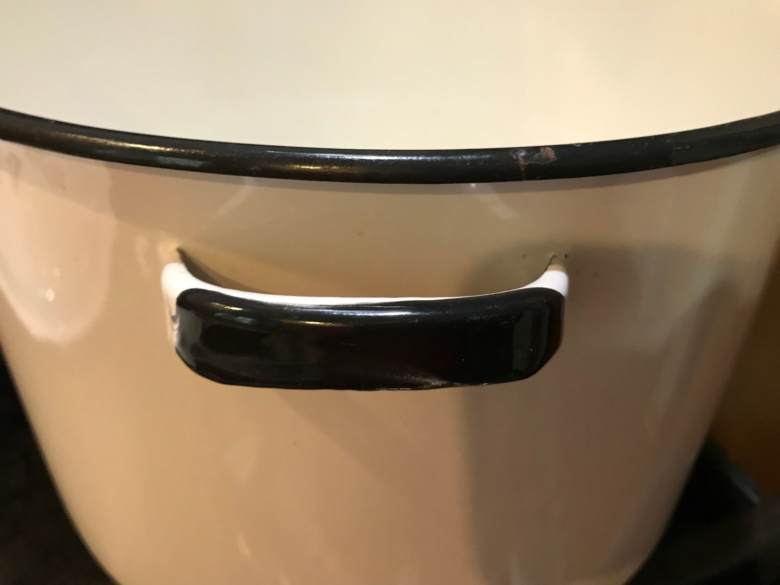 White Enamel Stock Pot 2 Gallon Black Trim Domed Lid Large 8 Etsy