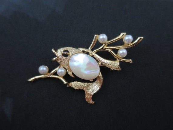 Gold Pearl Fish Brooch Faux Pearls Mother of Pear… - image 4