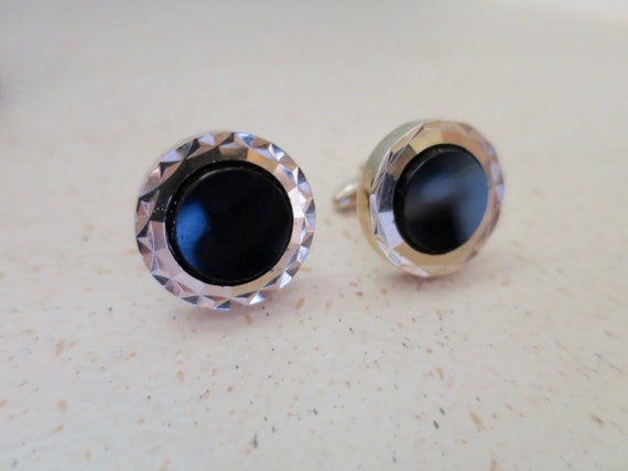 Black Circular Onyx with Diamond Cut Edge Studs and Cufflinks Set Black Circular Onyx with Diamond Cut Edge Studs and Cufflinks Set