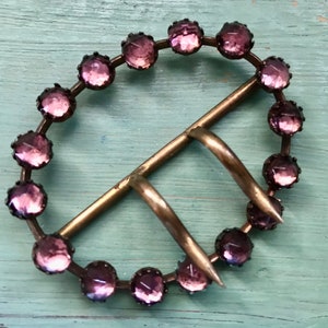Boucle d&#39;écharpe en améthyste, une boucle en laiton avec pierres de verre violettes, accessoire de robe antique des années 1920, épingle à ceinture
