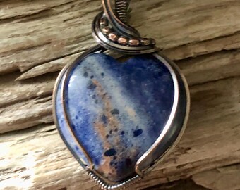 Collar con colgante de corazón abombado de sodalita y cobre