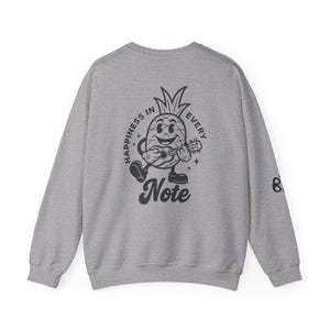 Sudadera unisex retro con dibujo de piña y guitarra: mensaje positivo «Felicidad en cada nota», estilo vintage de los años 40, diseño en blanco y negro