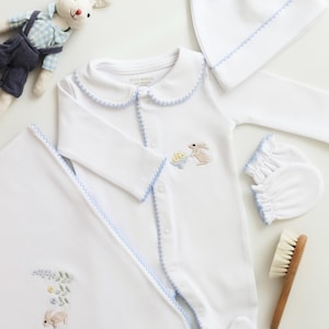 Blått kanin-set med broderi i ekologisk bomull för nyfödd, babyshowerpresent