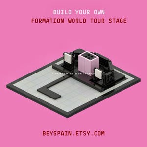 Può includere: Un modello di palcoscenico in miniatura su sfondo rosa. Il palcoscenico è nero e grigio, con una struttura centrale rosa e schermi bianchi. Il testo in alto recita "BUILD YOUR OWN FORMATION WORLD TOUR STAGE". Il nome del negozio Etsy è in basso.