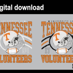 Op de afbeelding: Twee grafische ontwerpen met de tekst University of Tennessee Volunteers in oranje blokletters. Elk ontwerp bevat een witte footballhelm met een oranje T-logo, een football en de getallen 17 en 94 op een lichtgrijze achtergrond.