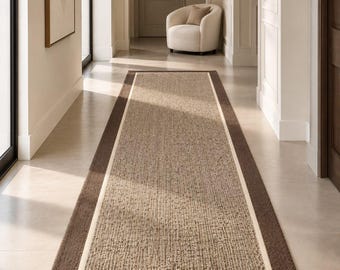 Peut inclure: Un long tapis de couloir rectangulaire doté d'un panneau central tissé texturé beige et brun clair, encadré par une fine bordure intérieure crème et une large bordure extérieure brun foncé, offrant une apparence nette et structurée.
