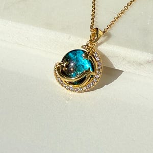 Collar con colgante de mapa del mundo, bañado en oro, con detalles de la Tierra.