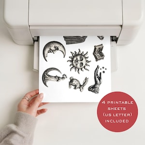 Op de afbeelding: Een wit vel papier met zwart-witte illustraties van een maansikkel, een zon, een open boek, een konijn en een hand. Het papier komt uit een witte printer. Een rode cirkelvormige afbeelding vermeldt 4 PRINTABLE SHEETS (US LETTER) INCLUDED.