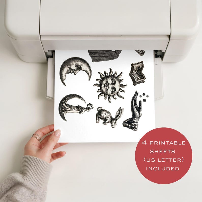 Op de afbeelding: Een wit vel papier met zwart-witte illustraties van een maansikkel, een zon, een open boek, een konijn en een hand. Het papier komt uit een witte printer. Een rode cirkelvormige afbeelding vermeldt 4 PRINTABLE SHEETS (US LETTER) INCLUDED.