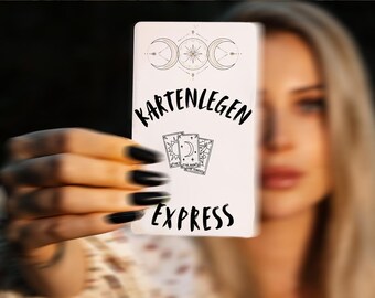Könnte beinhalten: Eine weiße Karte mit den Worten "KARTENLEGEN EXPRESS" in schwarzer Schrift, mit Illustrationen von Monden, Sternen und Tarotkarten. Die Karte wird vor einem verschwommenen Hintergrund gehalten.