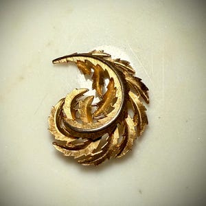 Vintage Trifari Gold Leaf Brooch – Mid Century Textured Pin, 1950s-60s Costume Jewelry, Signed Trifari, Elegant Gift for Her