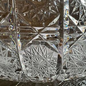 Puede incluir: Un tazón grande de vidrio transparente con un diseño de vidrio cortado. El tazón tiene un patrón de estrella y es perfecto para servir fruta o ensalada.