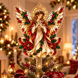 Könnte beinhalten: Ein Weihnachtsbaumspitzen-Engel im Buntglas-Stil mit großen Flügeln, einem Heiligenschein und gefalteten Händen. Die Figur trägt ein weißes Gewand mit roten Akzenten, verziert mit Stechpalmenblättern, roten Beeren und Weihnachtssternen.