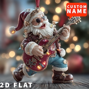 Puede incluir: Un adorno navideño de Papá Noel tocando una guitarra roja, con gafas de sol, una chaqueta burdeos y vaqueros azules. El adorno tiene barba blanca y un gorro rojo. El texto "CUSTOM NAME" está en un cuadro rojo. El texto "2D FLAT" está en la parte inferior.