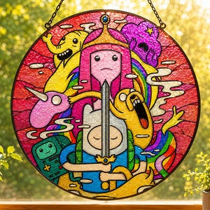 Könnte beinhalten: Ein runder Buntglas-Sonnenfänger mit einer lebendigen, mehrfarbigen Illustration von Adventure Time-Charakteren, darunter Finn mit einem Schwert, Prinzessin Bubblegum, Jake der Hund, BMO und Lumpy Space Princess.
