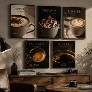 Può includere: Un set di cinque stampe da parete incorniciate raffiguranti bevande al caffè. Le stampe mostrano immagini di cappuccino, mocha, latte, espresso e caffè nero, ognuna con il relativo nome e testo descrittivo stampato in caratteri bianchi.