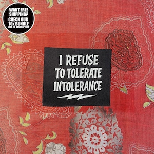 Puede incluir: Un parche negro con el texto "I REFUSE TO TOLERATE INTOLERANCE" en blanco, con un diseño de rayo. El parche está sobre una tela roja estampada. Un gráfico circular en la esquina superior izquierda dice "WANT FREE SHIPPING? CHECK OUR 10X BUNDLE LINK IN DESCRIPTION."