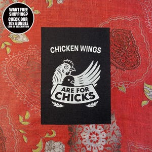 Könnte beinhalten: Schwarzer rechteckiger Aufnäher mit weißem Text und einer Hühner-Grafik. Der Text lautet "CHICKEN WINGS ARE FOR CHICKS". Ein kreisförmiges Grafik im oberen linken Eck sagt "WANT FREE SHIPPING? CHECK OUR 10X BUNDLE LINK IN DESCRIPTION."