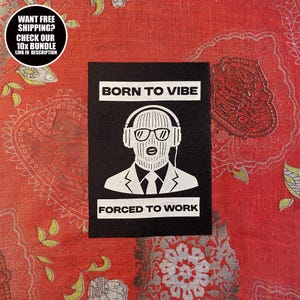 Puede incluir: Parche cuadrado negro con el texto "BORN TO VIBE" sobre una ilustración blanca de una persona con auriculares, gafas de sol y un pasamontañas. Debajo de la ilustración está el texto "FORCED TO WORK".