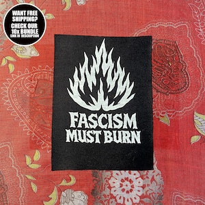 Naszywka „Fascism Must Burn”: Naszywka na znak protestu antyfaszystowskiego