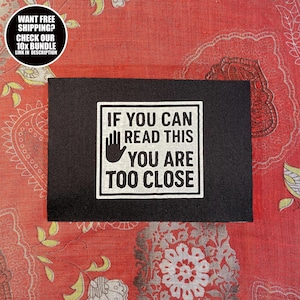 Toppa con scritta × Se riesci a leggere questo, sei troppo vicino × Toppa divertente da cucire per lo spazio personale su giacche o borse