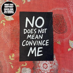 Op de afbeelding: Een zwarte rechthoekige patch met de woorden "NO DOES NOT MEAN CONVINCE ME" in witte, vette, handgeschreven letters. De patch is geplaatst tegen een rode achtergrond met patronen. Een cirkelvormige afbeelding in de linkerbovenhoek luidt "WANT FREE SHIPPING? CHECK OUR 10x BUNDLE LINK IN DESCRIPTION."