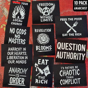 以下が含まれることがあります： 白文字でアナキストのスローガンとシンボルが描かれた、黒色のパッチ10枚のセットです。「自由には限界がない」、「金持ちを食え」、「権威に疑問を呈する」などのフレーズが含まれています。パッチは長方形で、布に縫い付けたりアイロンで接着したりできます。